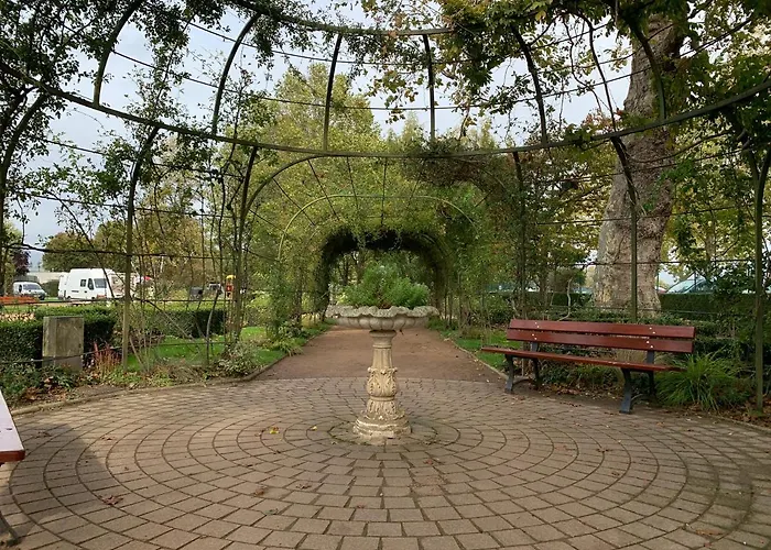 L'ecole Des Demoiselles Couette-café