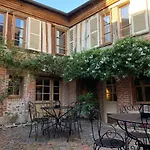 L'ecole Des Demoiselles