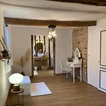 L'ecole Des Demoiselles Bed & Breakfast 4*