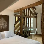 L'ecole Des Demoiselles Bed & Breakfast 4*