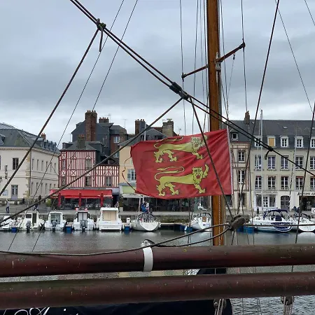 L'ecole Des Demoiselles